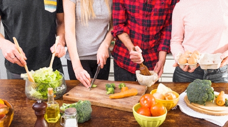 Mehrere Leute beim Kochen